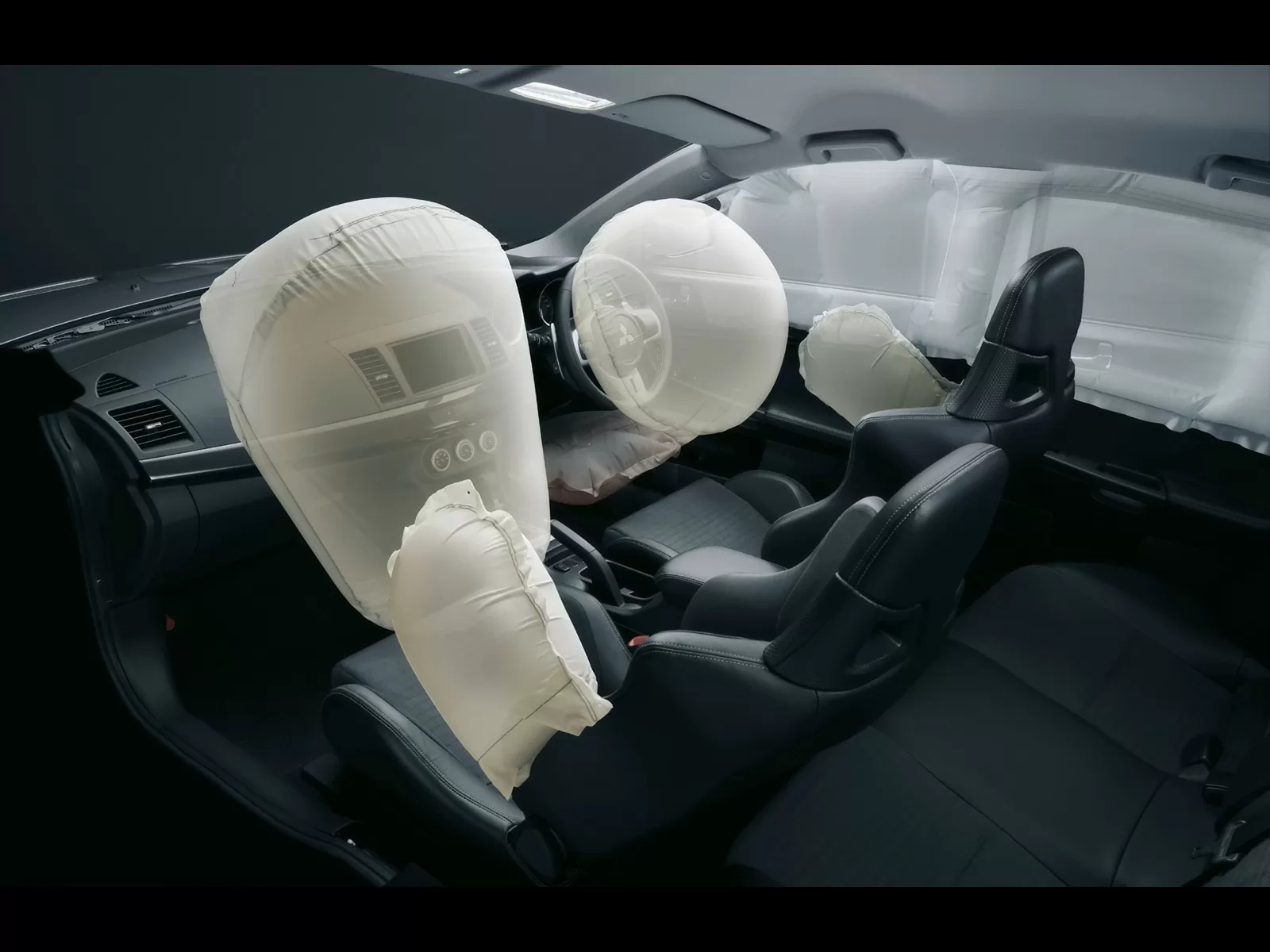 Unidad de control de airbag sobre la mesa de trabajo